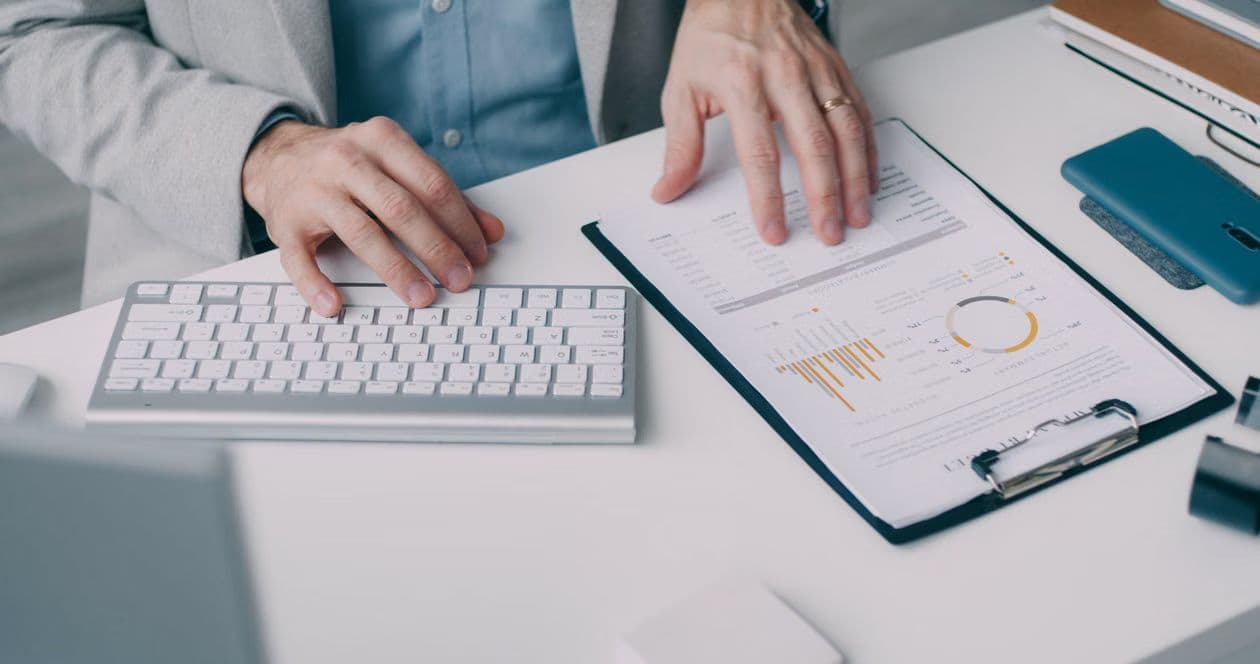 7 Contract Compliance Dashboard Metrics